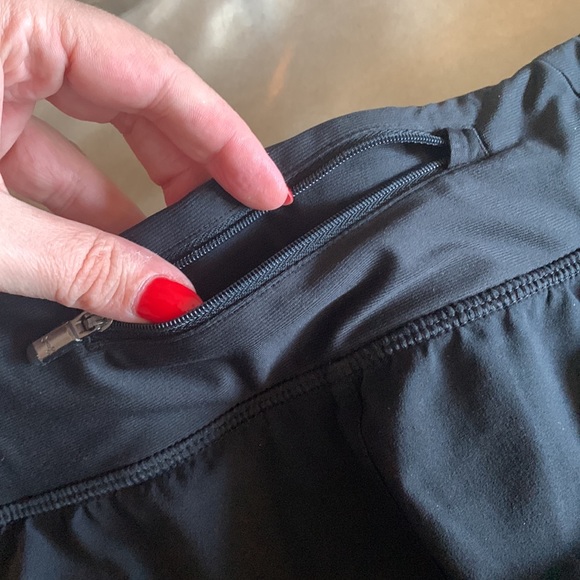 Under Armor jogging shorts. Size medium - Picture 7 of 8